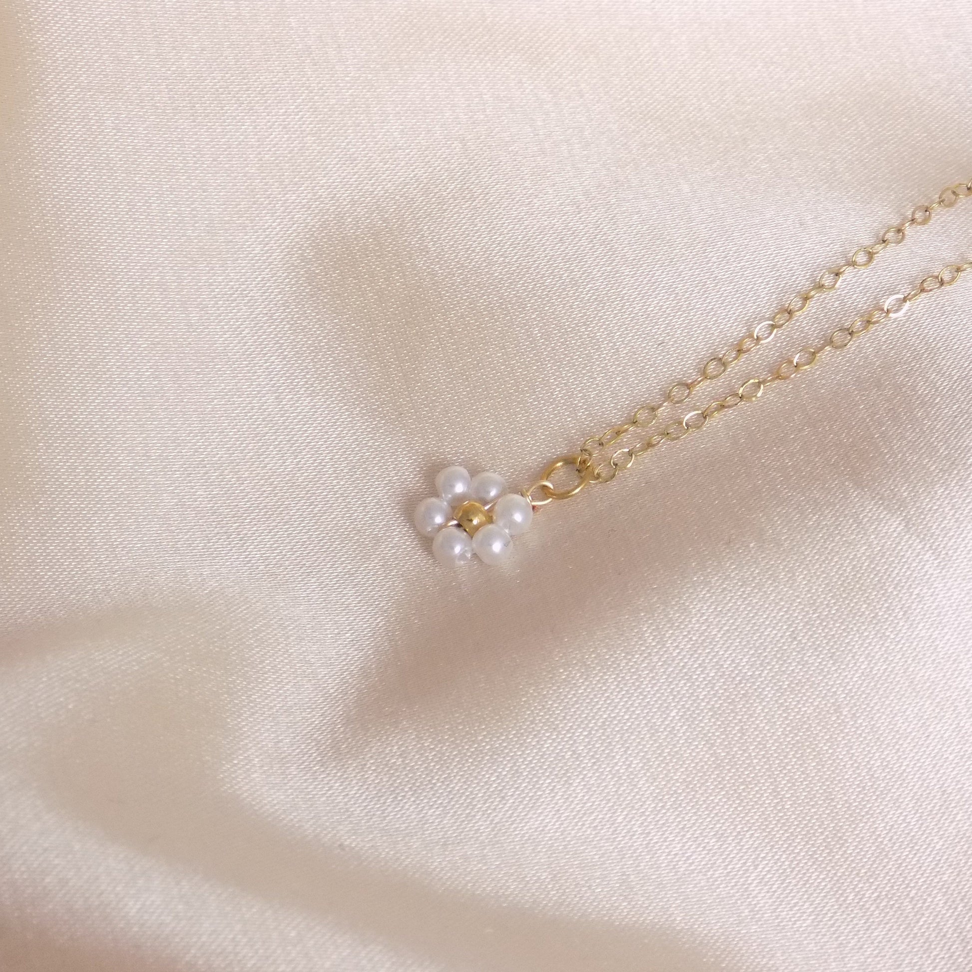 Gift Women, Gold Pearl Flower Minimalist Necklace, Delicate Charm Necklace Layering, M7-310