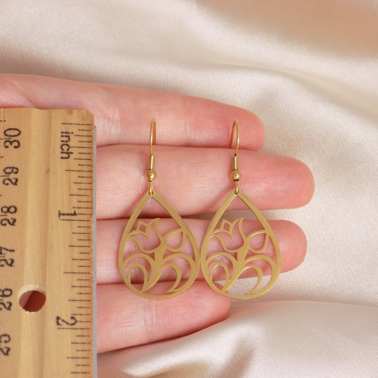 Gift For Her, Tulip Earrings, Gold Hollow Teardrop Earring, Minimalist Everyday Jewelry, M7-345