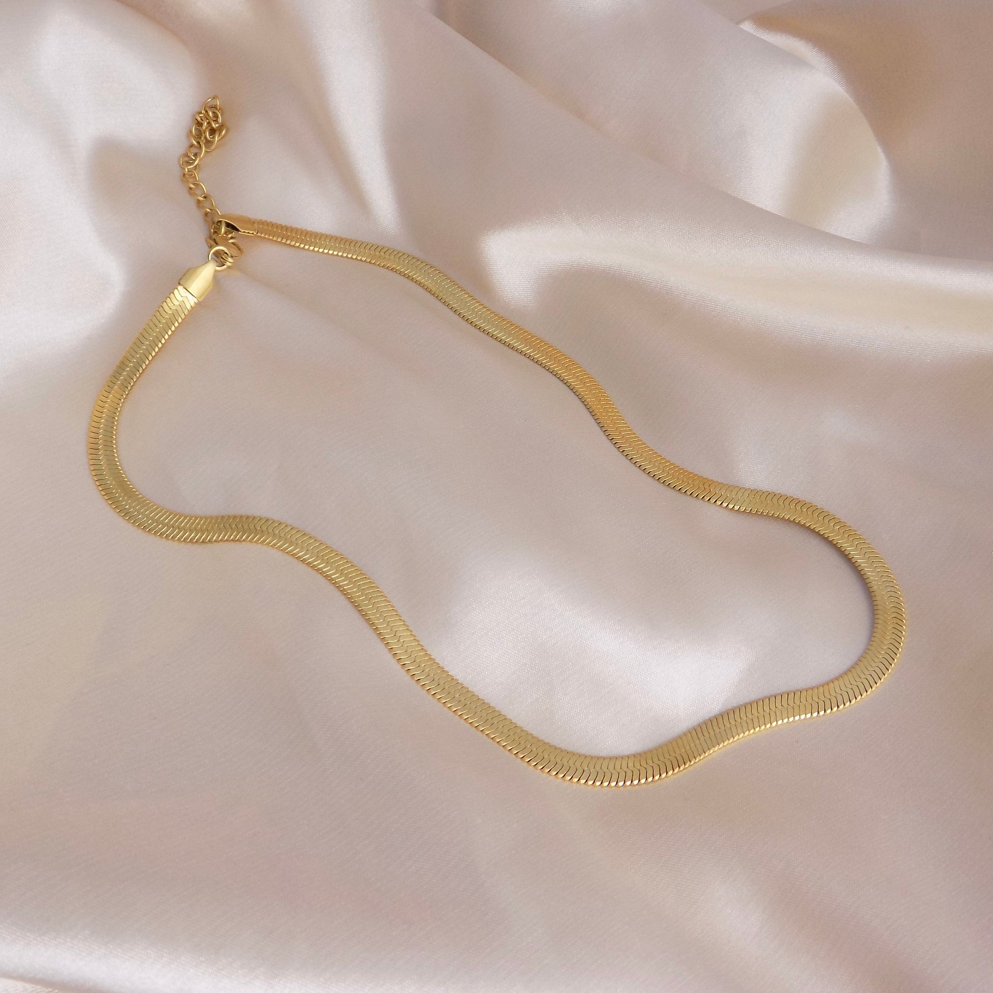 STAINLESS STEEL GOLD SNAKE NECKLACE .